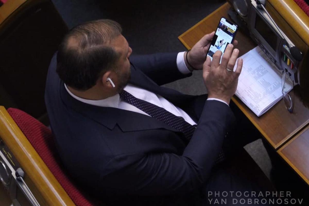 Михаила Добкина сфотографировали в Раде за выбором тренажера Михаила Добкина сфотографировали в Раде за выбором тренажера