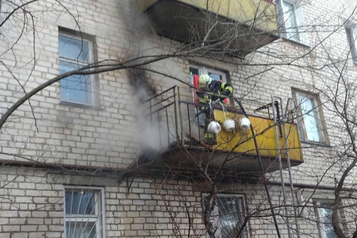 В Северодонецке загорелся балкон многоэтажки В Северодонецке загорелся балкон многоэтажки