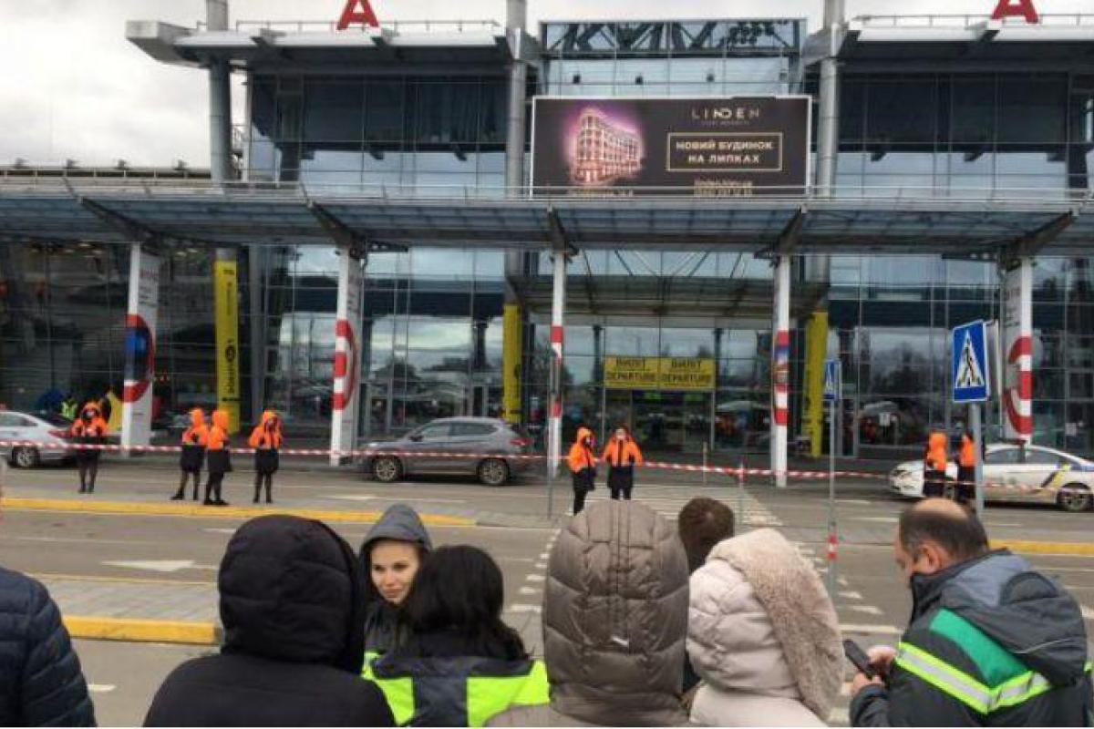 Из аэропорта "Киев" эвакуируют людей: что произошло Из аэропорта "Киев" эвакуируют людей: что произошло