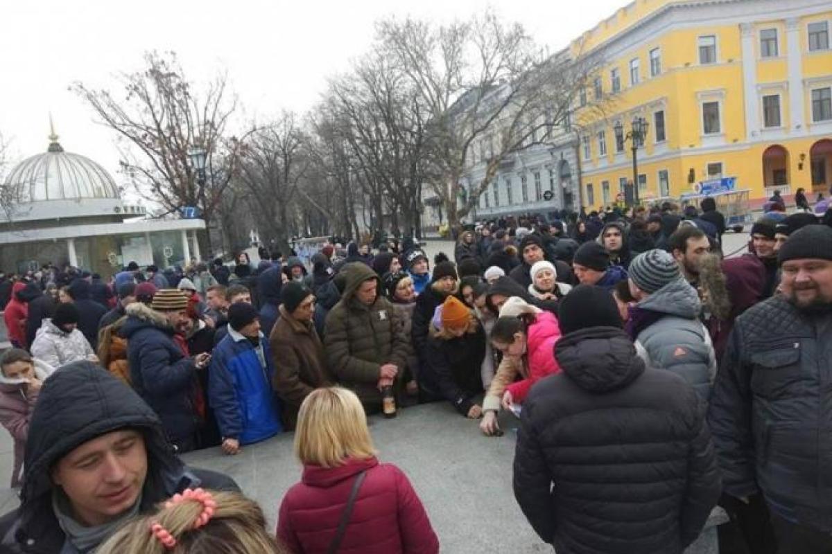 В Одессе и Киеве организовали проплаченный митинг за несуществующего кандидата: пришли сотни людей В Одессе и Киеве организовали проплаченный митинг за несуществующего кандидата: пришли сотни людей