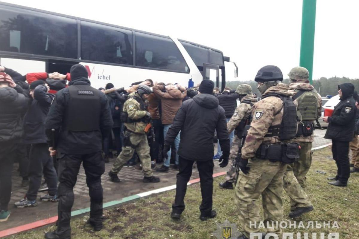 Полиция перехватила на въезде в Одессу автобусы с "титушками": изъято оружие