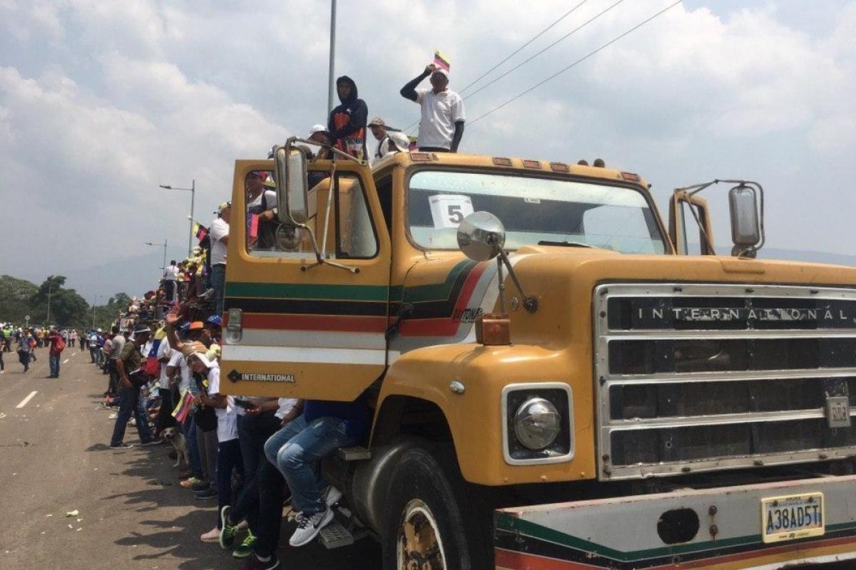 На границах Венесуэлы произошли массовые столкновения активистов и силовиков
