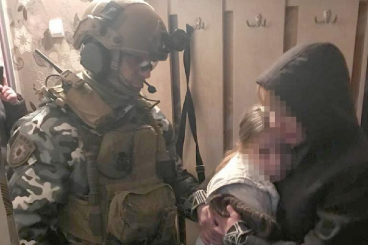В Днепре вооруженный мужчина похитил 12-летнюю девочку В Днепре вооруженный мужчина похитил 12-летнюю девочку