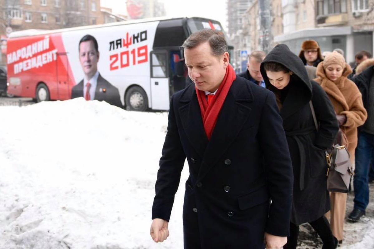 В Днепропетровской области неизвестные напали на агитационный автобус Ляшко