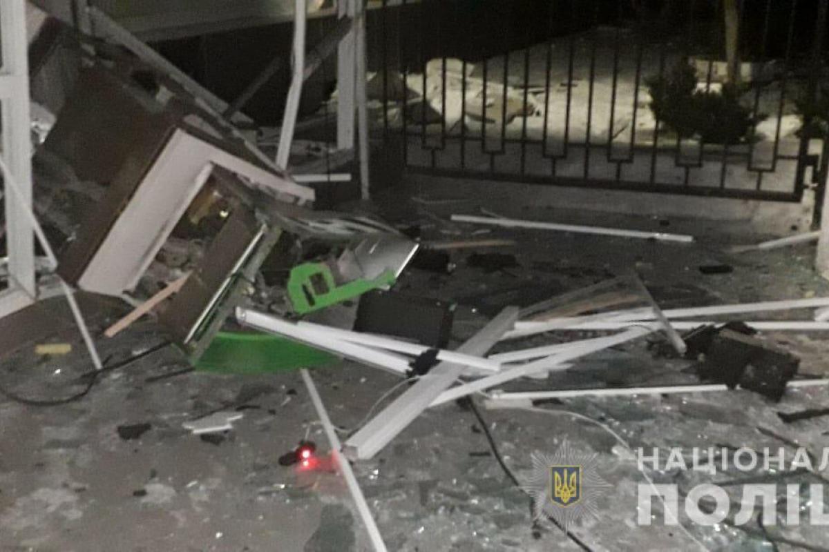 В Харькове ночью взорвали два банкомата: введена операция "Сирена" В Харькове ночью взорвали два банкомата: введена операция "Сирена"