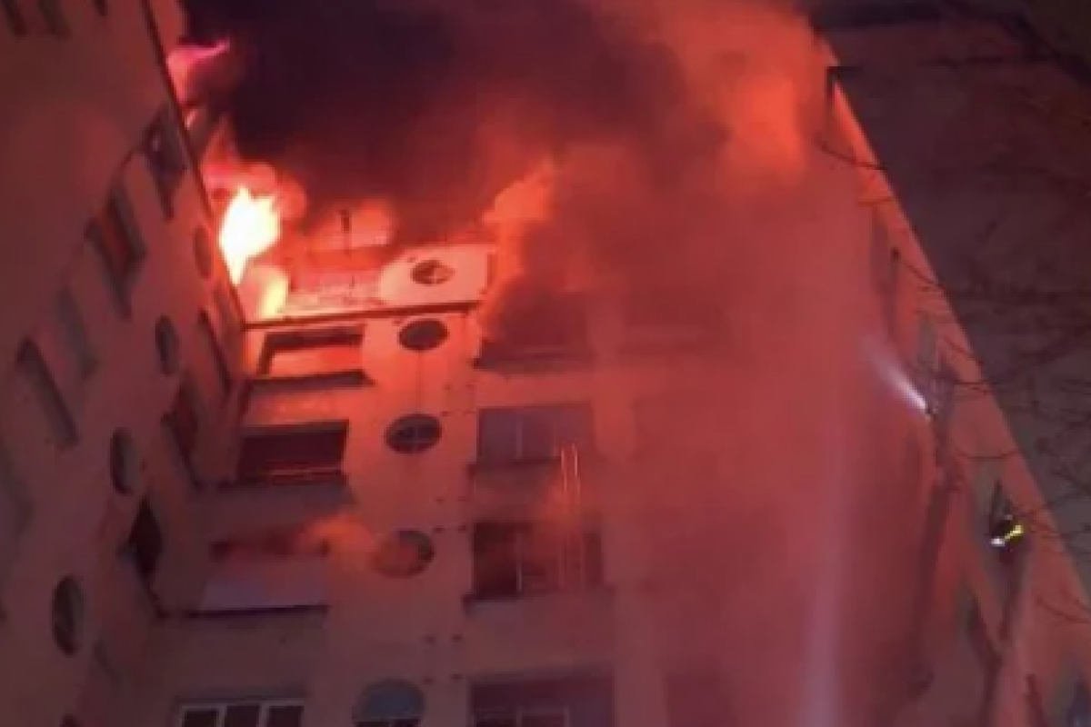 Пытаются потушить 200 пожарных: В Париже горит многоэтажный дом, много жертв