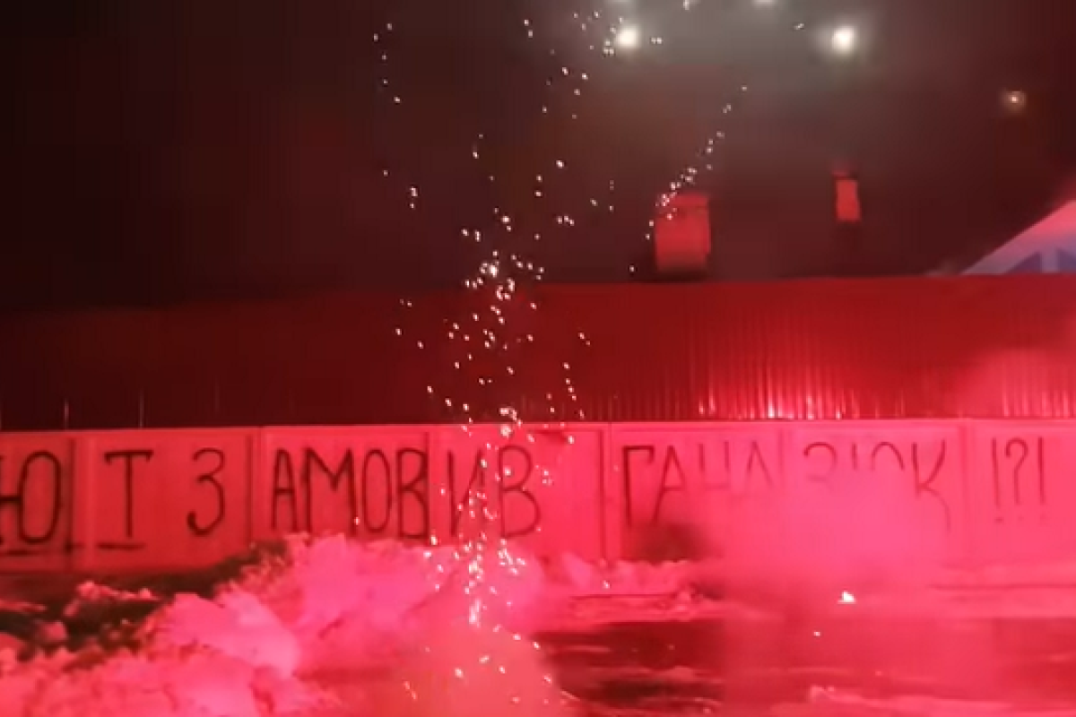 После избиения протестующих полицией активисты устроили фейерверк у дома Авакова После избиения протестующих полицией активисты устроили фейерверк у дома Авакова