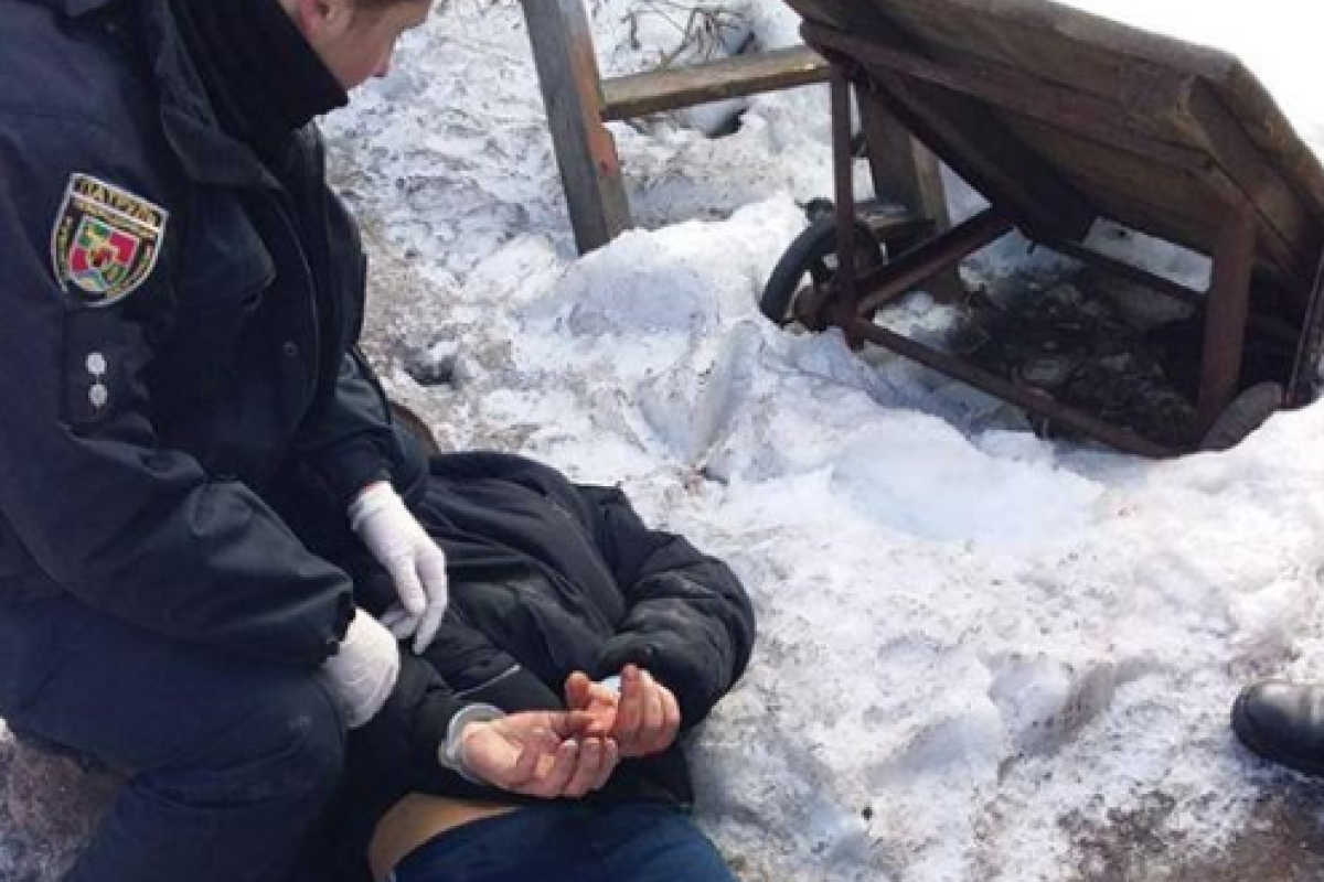 В Лисичанске зарезали мужчину: убийца не успел сбежать от патрульных