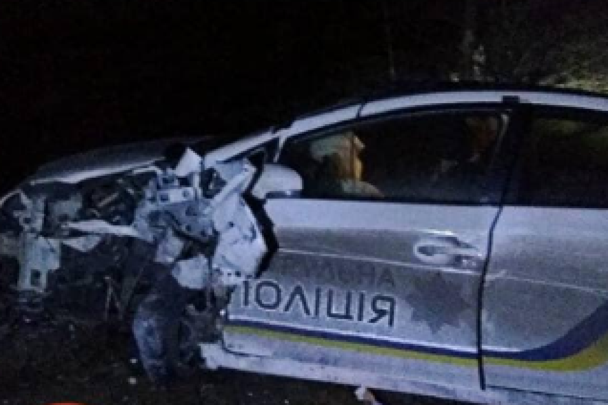В Северодонецке машина патрульной полиции врезалась в столб, один полицейский получил травмы В Северодонецке машина патрульной полиции врезалась в столб, один полицейский получил травмы