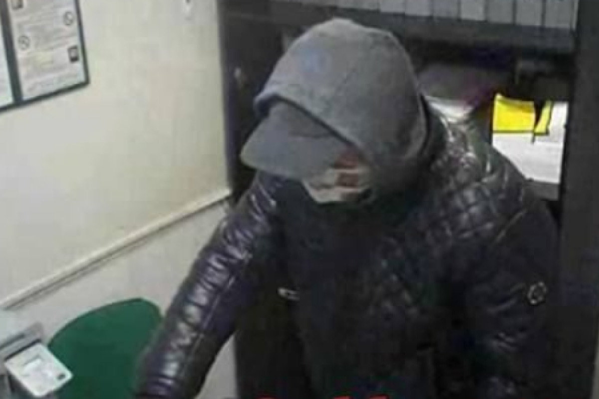 В Запорожье вооруженный мужчина ограбил банк В Запорожье вооруженный мужчина ограбил банк