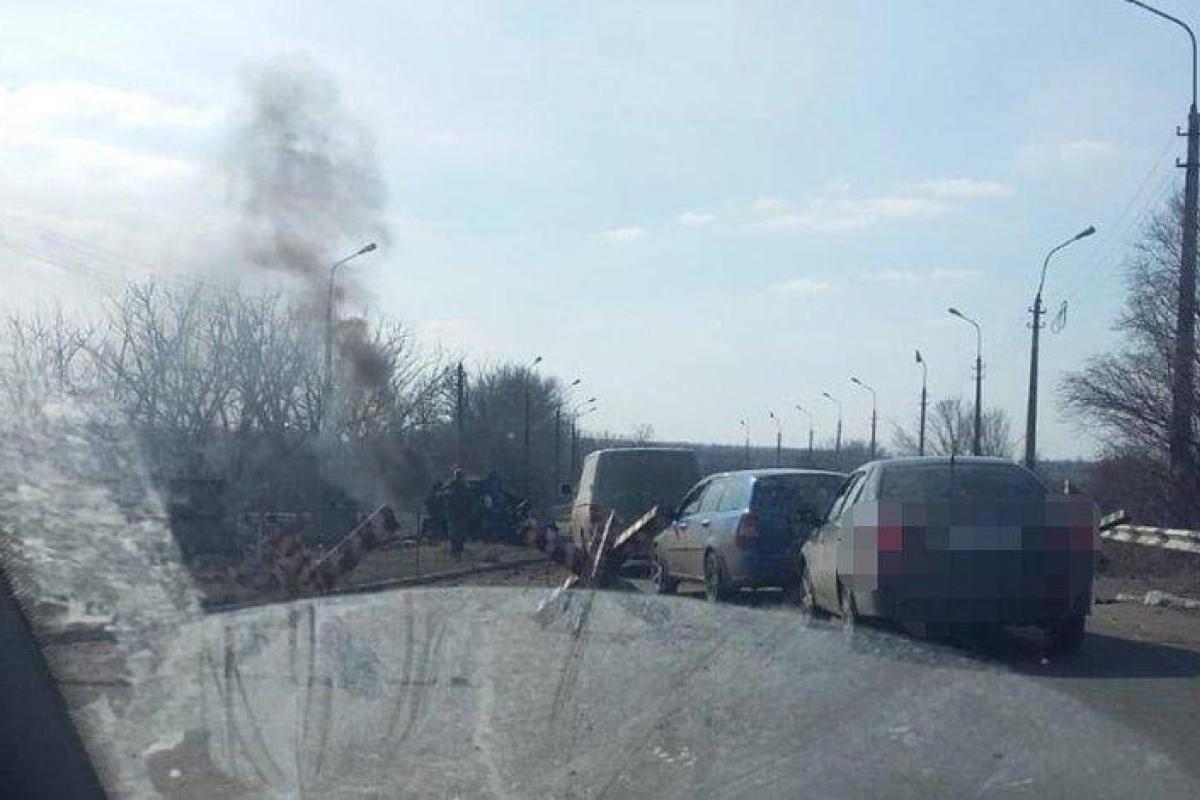 Точное количество пострадавших уточняется: На КПВВ Еленовка взорвался гражданский автобус Точное количество пострадавших уточняется: На КПВВ Еленовка взорвался гражданский автобус