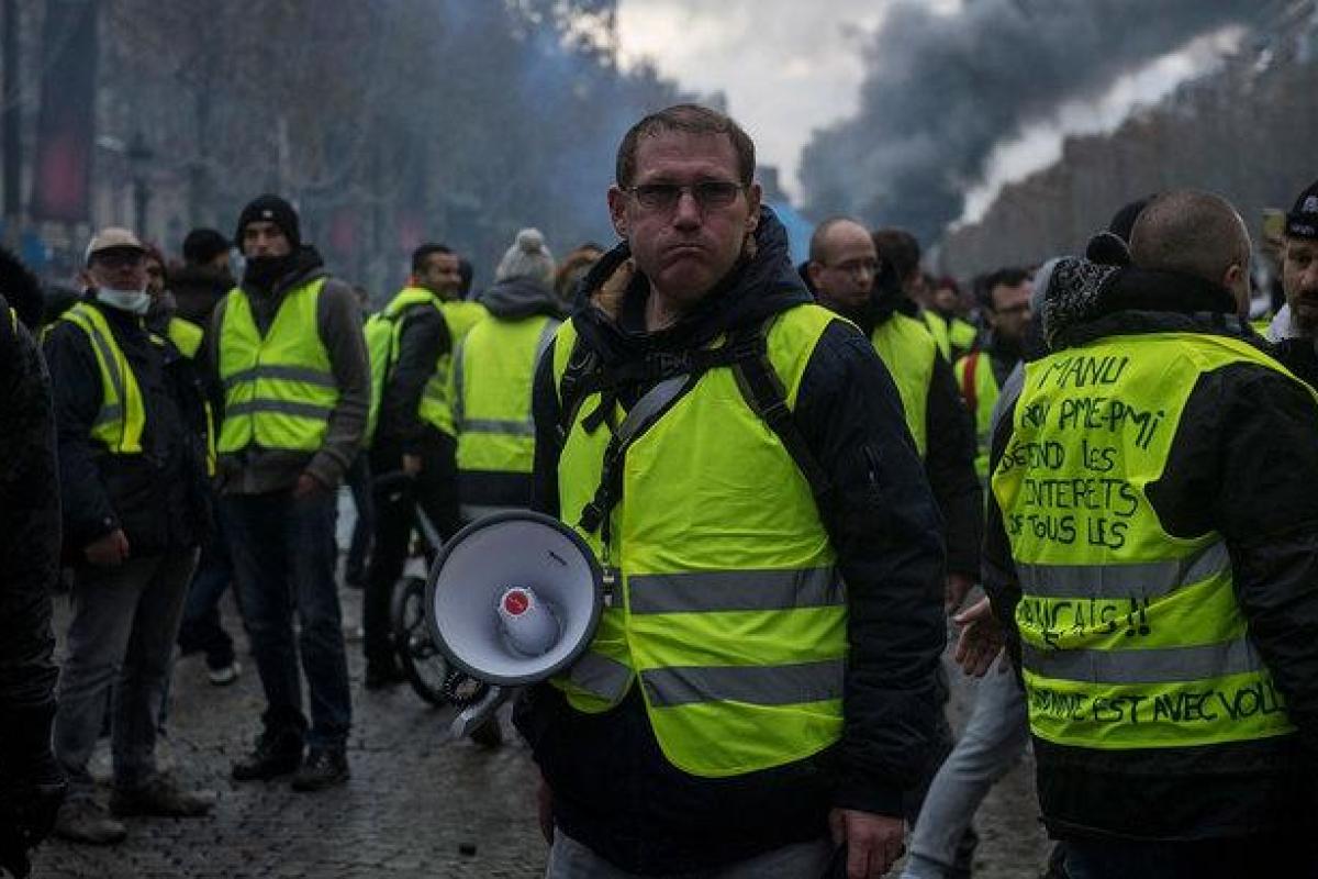 В Париже снова произошли столкновения между «желтыми жилетами» и полицией: пострадавший потерял руку