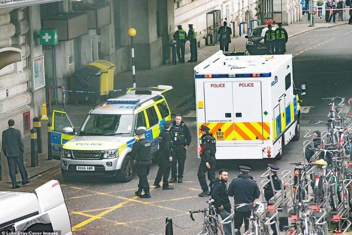 В аэропорты и вокзалы Лондона прислали бомбы: одна из них взорвалась