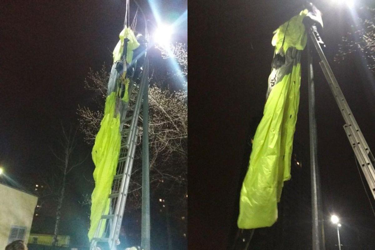 В Киеве экстремал прыгнул с парашютом с жилого дома, после чего повис на фонаре В Киеве экстремал прыгнул с парашютом с жилого дома, после чего повис на фонаре