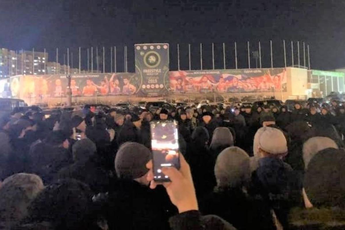 В Якутии вспыхнули стихийные митинги и погромы В Якутии вспыхнули стихийные митинги и погромы