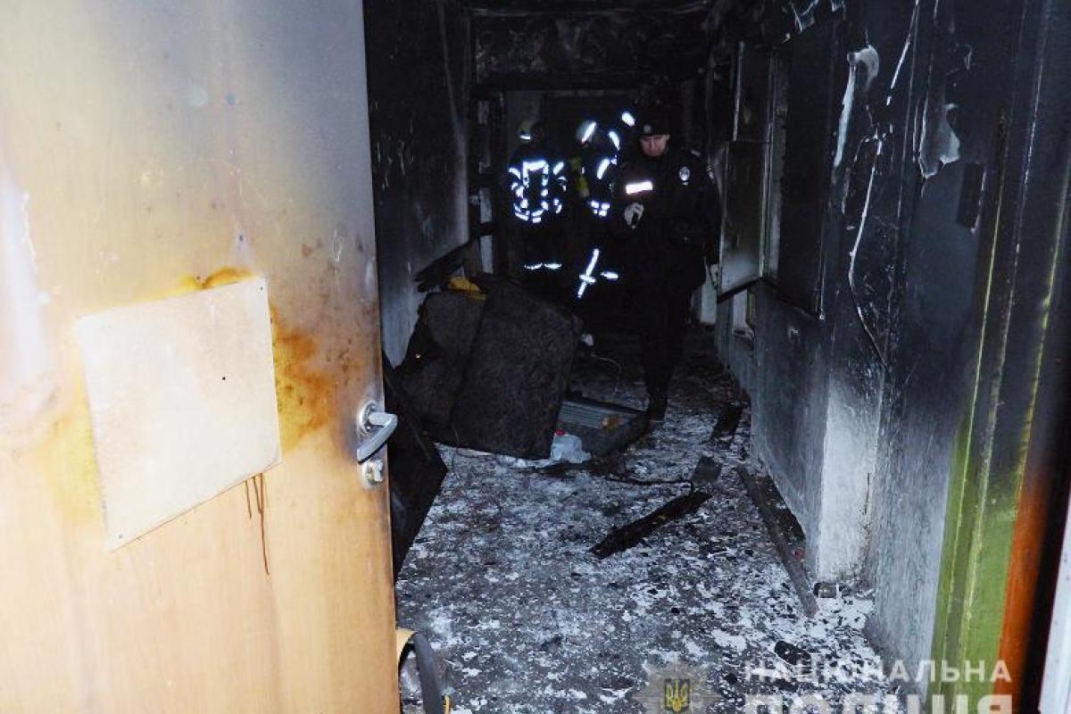 В Киеве в результате умышленного поджога квартиры дымом отравились трое детей и женщина