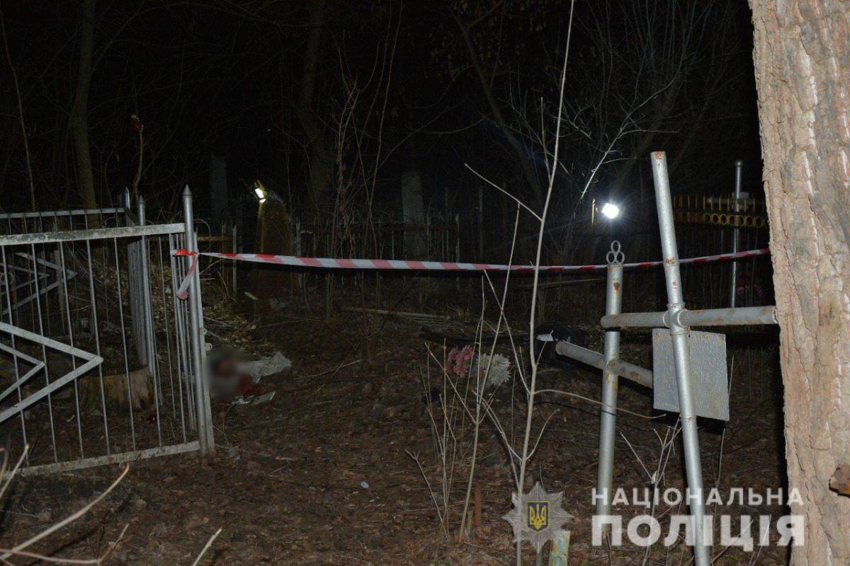 В Харькове на кладбище обнаружили тело новорожденного ребенка В Харькове на кладбище обнаружили тело новорожденного ребенка