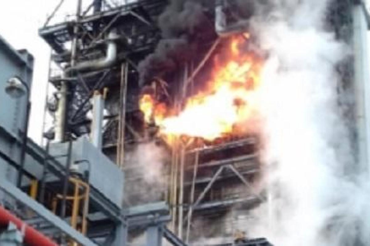 В России произошел мощный пожар на нефтеперерабатывающем заводе