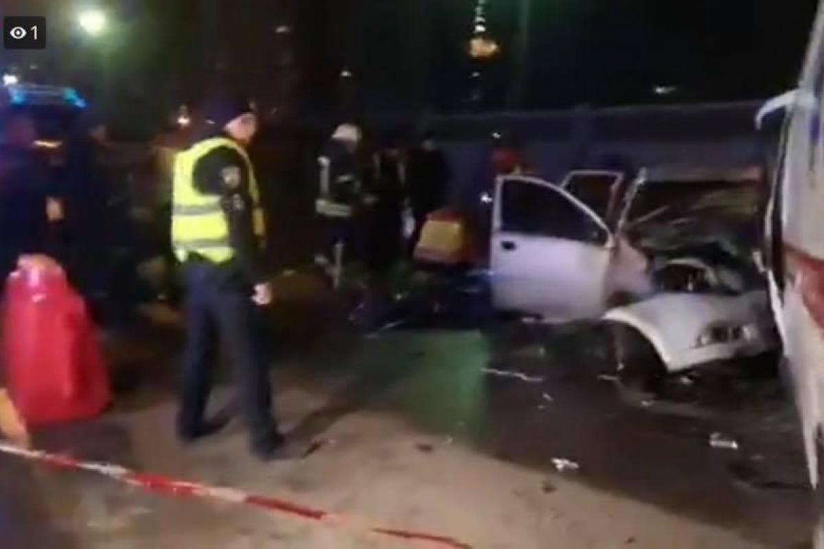 В Киеве при лобовом столкновении скорой помощи и легковушки погибли 3 человека В Киеве при лобовом столкновении скорой помощи и легковушки погибли 3 человека
