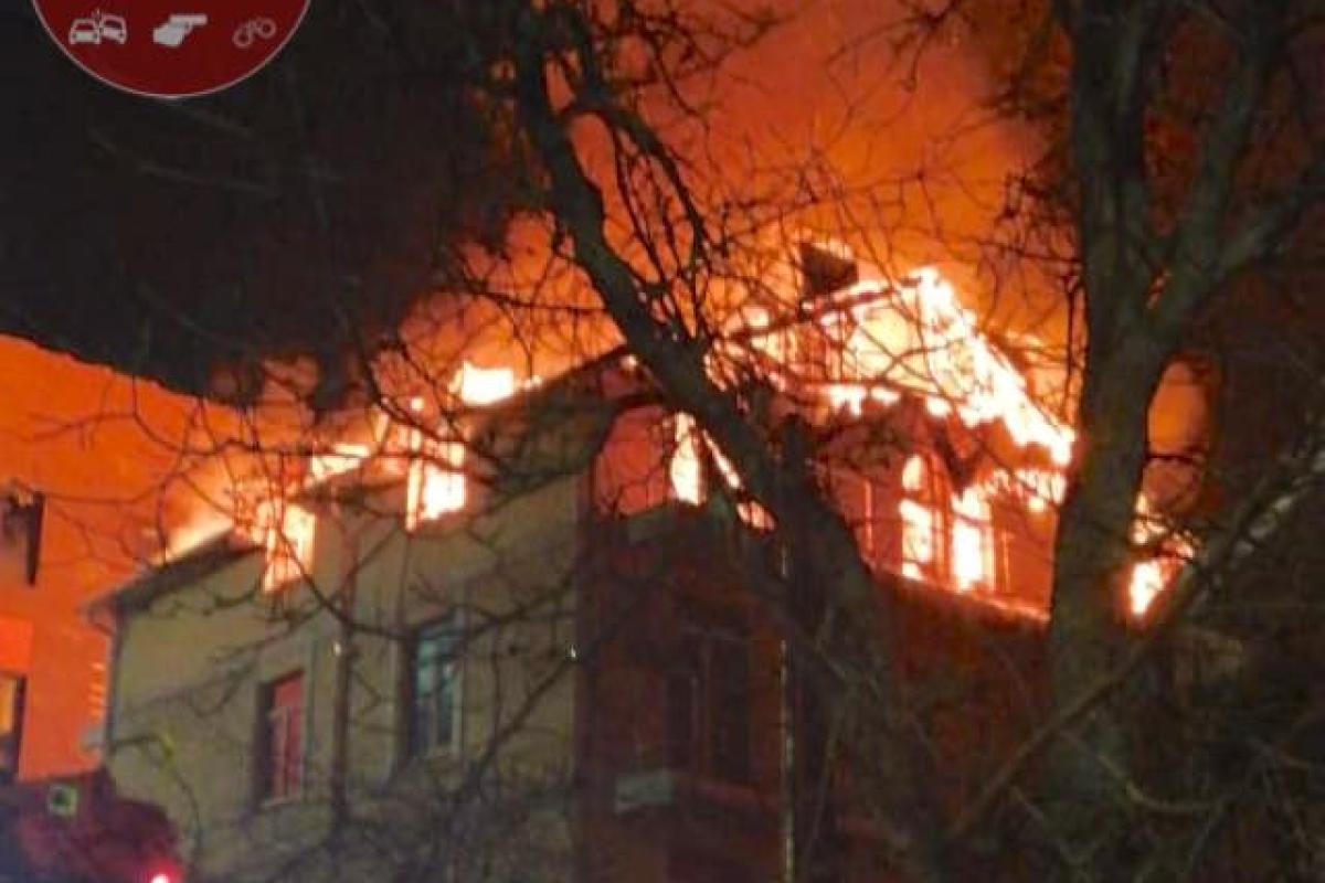 Серьезный пожар в Киеве: пылает дом Серьезный пожар в Киеве: пылает дом
