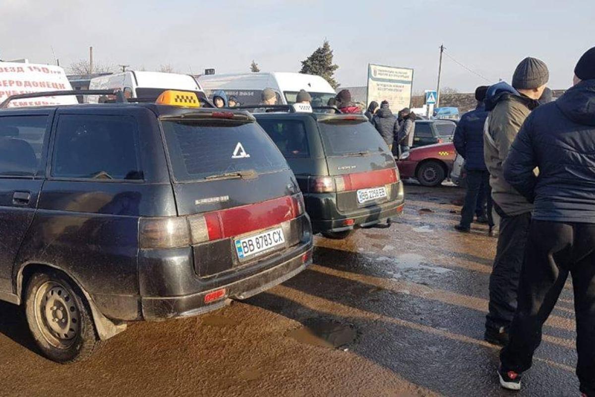 "Угрожает пистолетом": В Станице Луганской заблокировали движение из автовокзала "Угрожает пистолетом": В Станице Луганской заблокировали движение из автовокзала