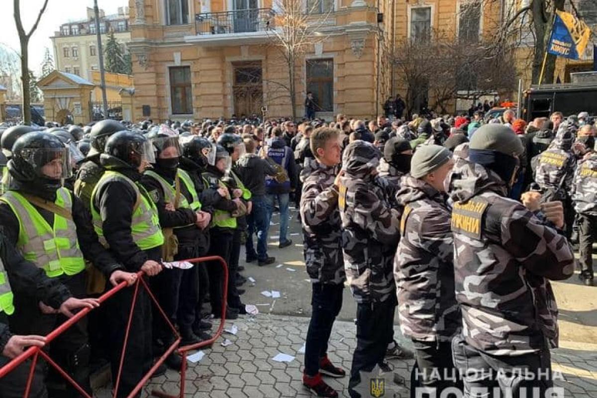 В Киеве на Банковой произошли стычки между "Нацкорпусом" и правоохранителями В Киеве на Банковой произошли стычки между "Нацкорпусом" и правоохранителями