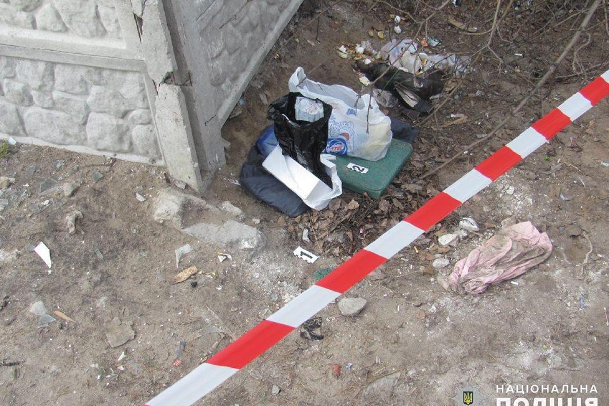 В Рубежном на помойке в коробке из-под обуви обнаружили труп новорожденного ребенка В Рубежном на помойке в коробке из-под обуви обнаружили труп новорожденного ребенка