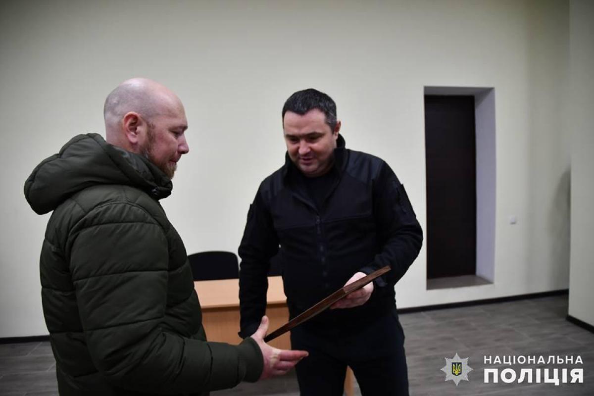 Поножовщина в Северодонецке: полиция наградила музыкантов, задержавших злоумышленника