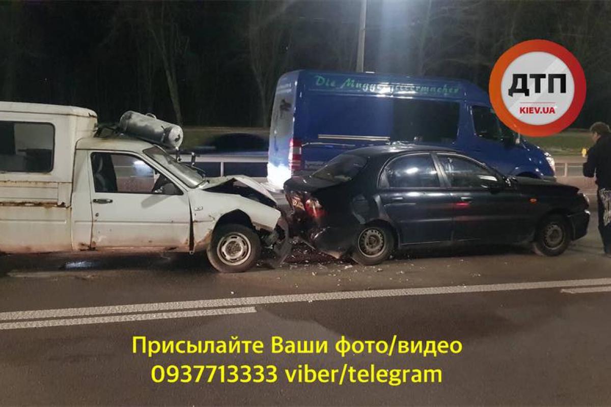 В Киеве водитель совершил два ДТП, бросил автомобиль и ушел В Киеве водитель совершил два ДТП, бросил автомобиль и ушел