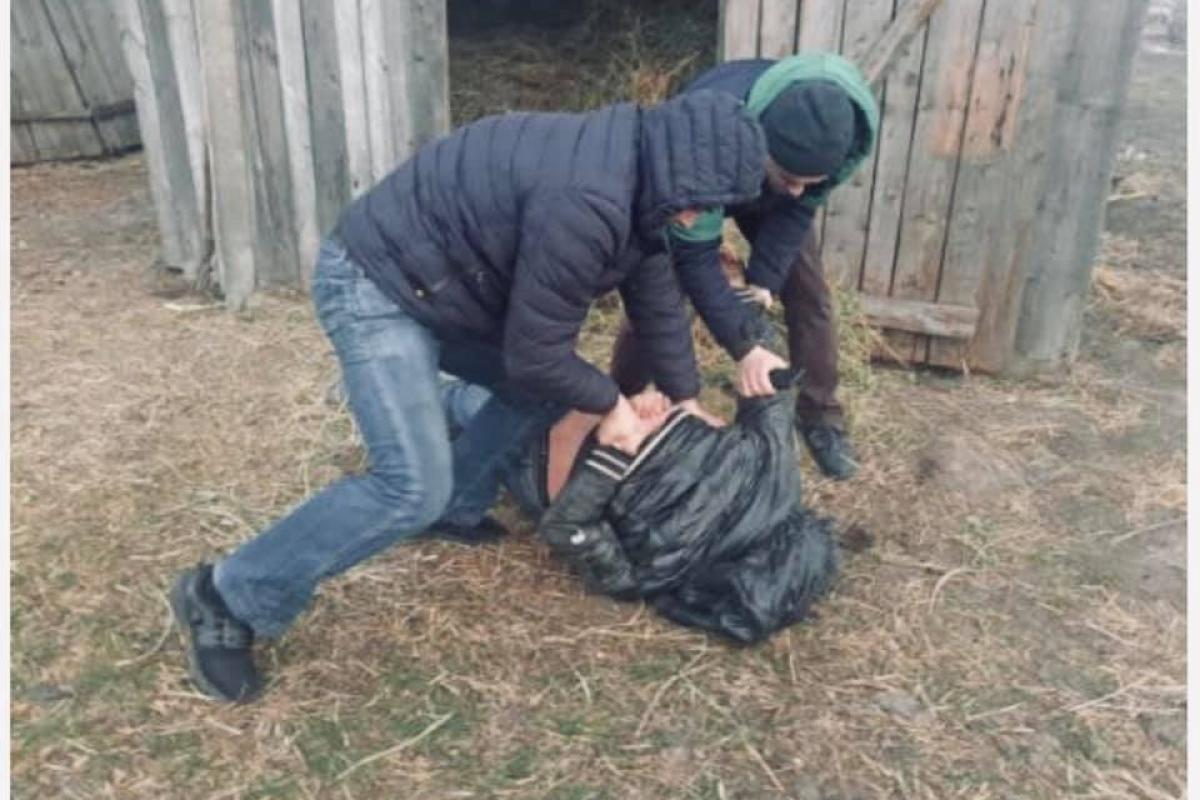 В Хмельницкой области задержали педофила, который изнасиловал 11-летнюю девочку В Хмельницкой области задержали педофила, который изнасиловал 11-летнюю девочку