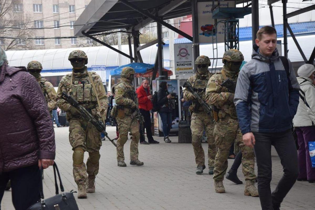 Вооруженный спецназ СБУ патрулирует улицы, вокзалы и аэропорты по всей Украине Вооруженный спецназ СБУ патрулирует улицы, вокзалы и аэропорты по всей Украине