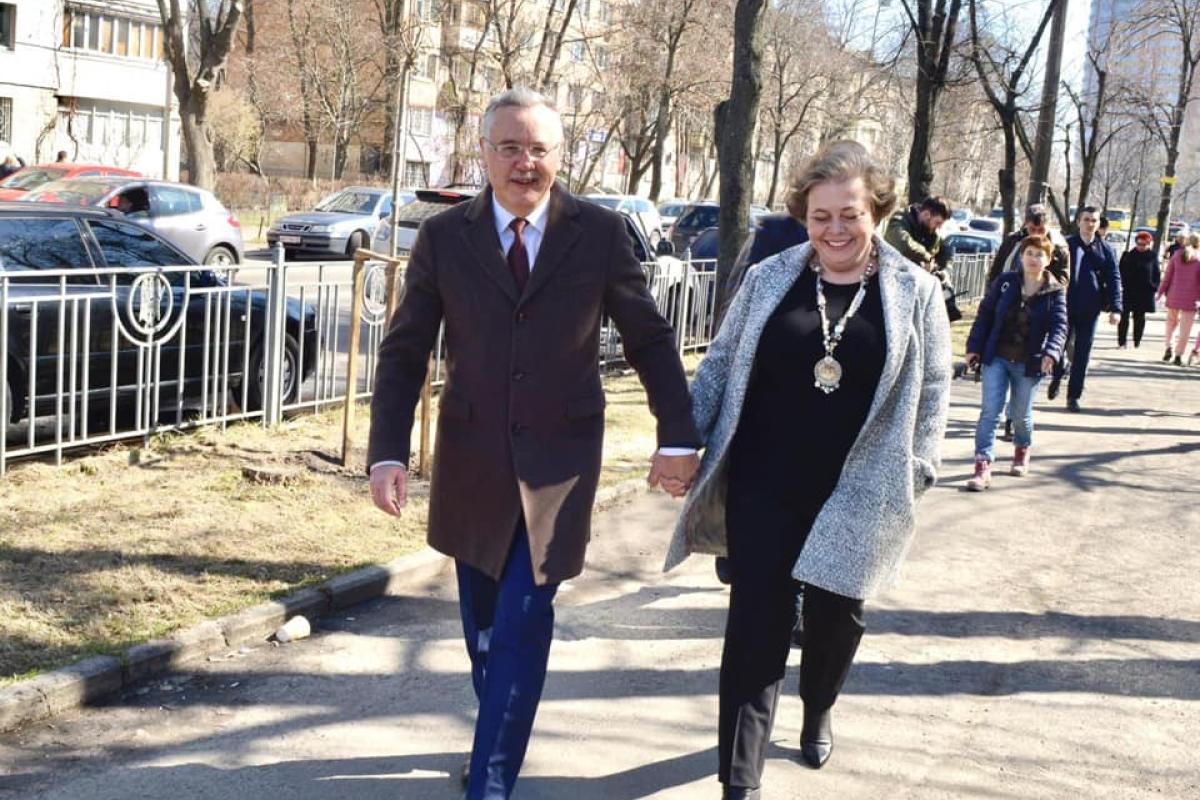 Жена Гриценко не смогла проголосовать: кандидат назвал причину Жена Гриценко не смогла проголосовать: кандидат назвал причину