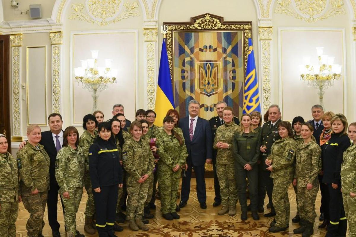 Порошенко: Женщины цементируют нашу оборону Порошенко: Женщины цементируют нашу оборону