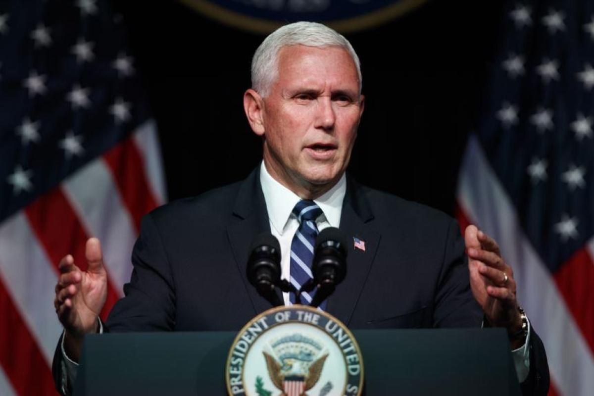 Майк Пенс призвал американцев вернуться на Луну к 2024 году