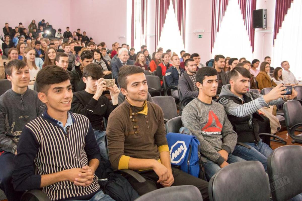 В Северодонецке избирателей подкупают "зрелищами"