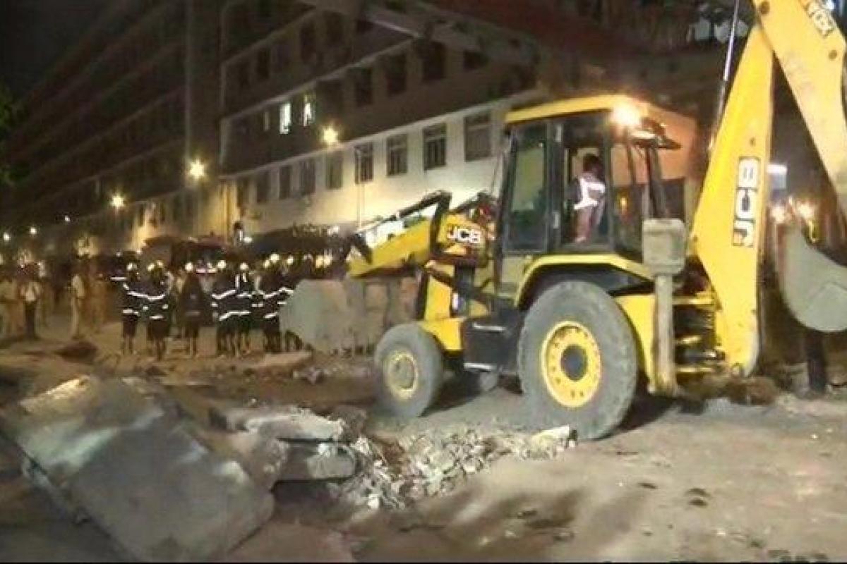 В Индии рухнул пешеходный мост: есть погибшие и раненые