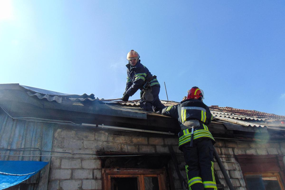 Причины и обстоятельства пожара выясняются: В Лисичанске горел жилой дом Причины и обстоятельства пожара выясняются: В Лисичанске горел жилой дом