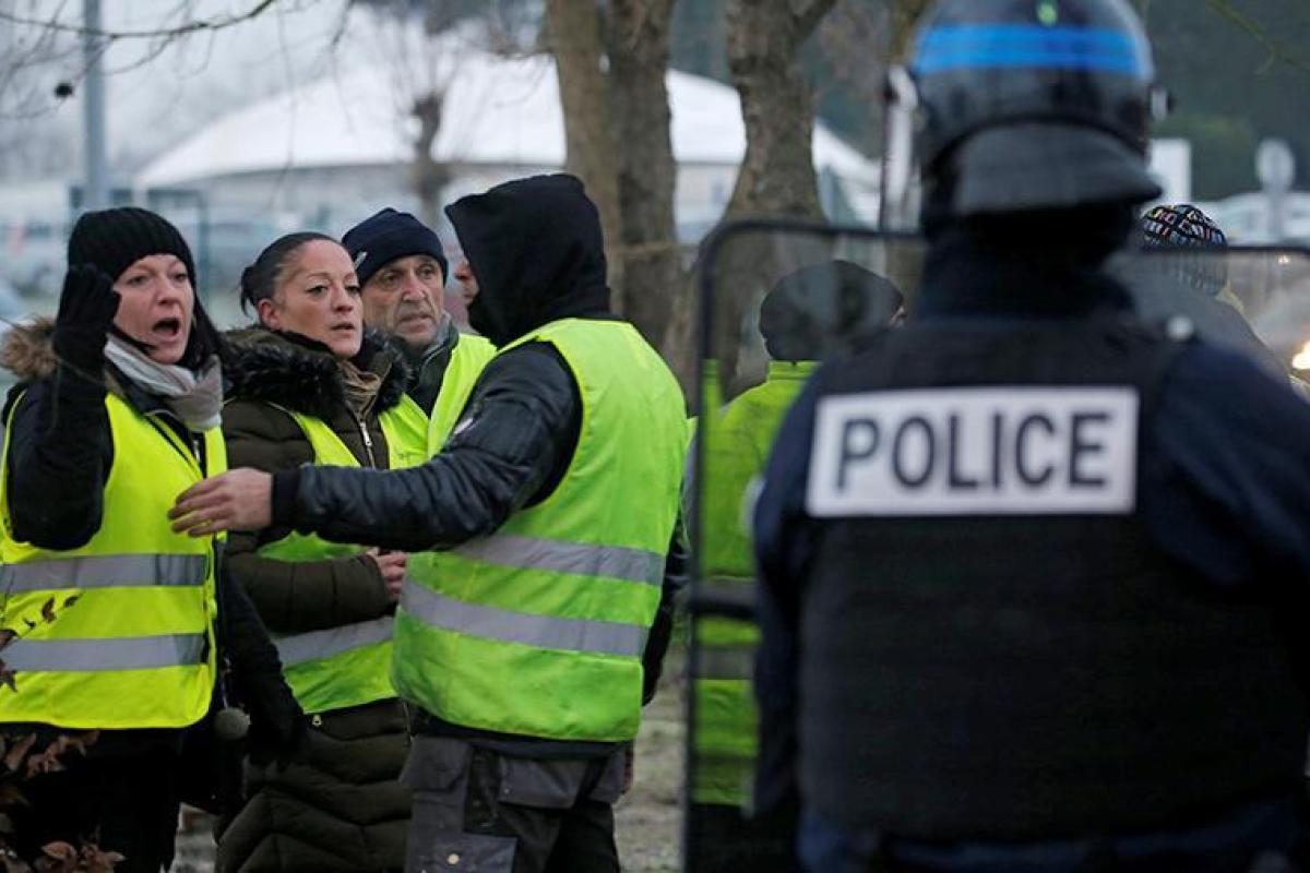 Акция "желтых жилетов" в Париже: задержаны около 100 активистов