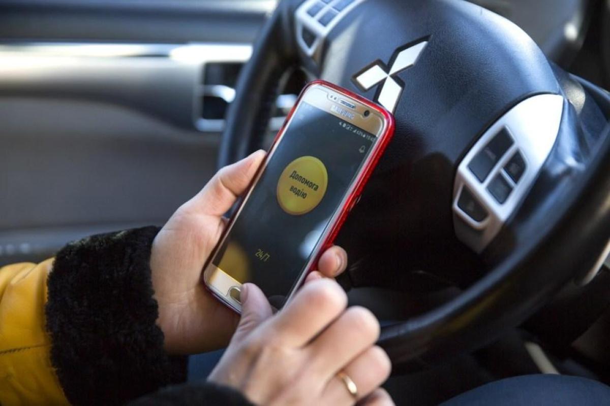 Украинским водителям разрешили предъявлять страховой полис с экрана гаджета