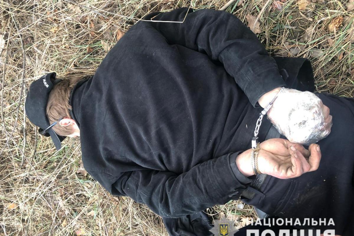Примотали гранату к руке: Под Киевом полицейские задержали опасного преступника
