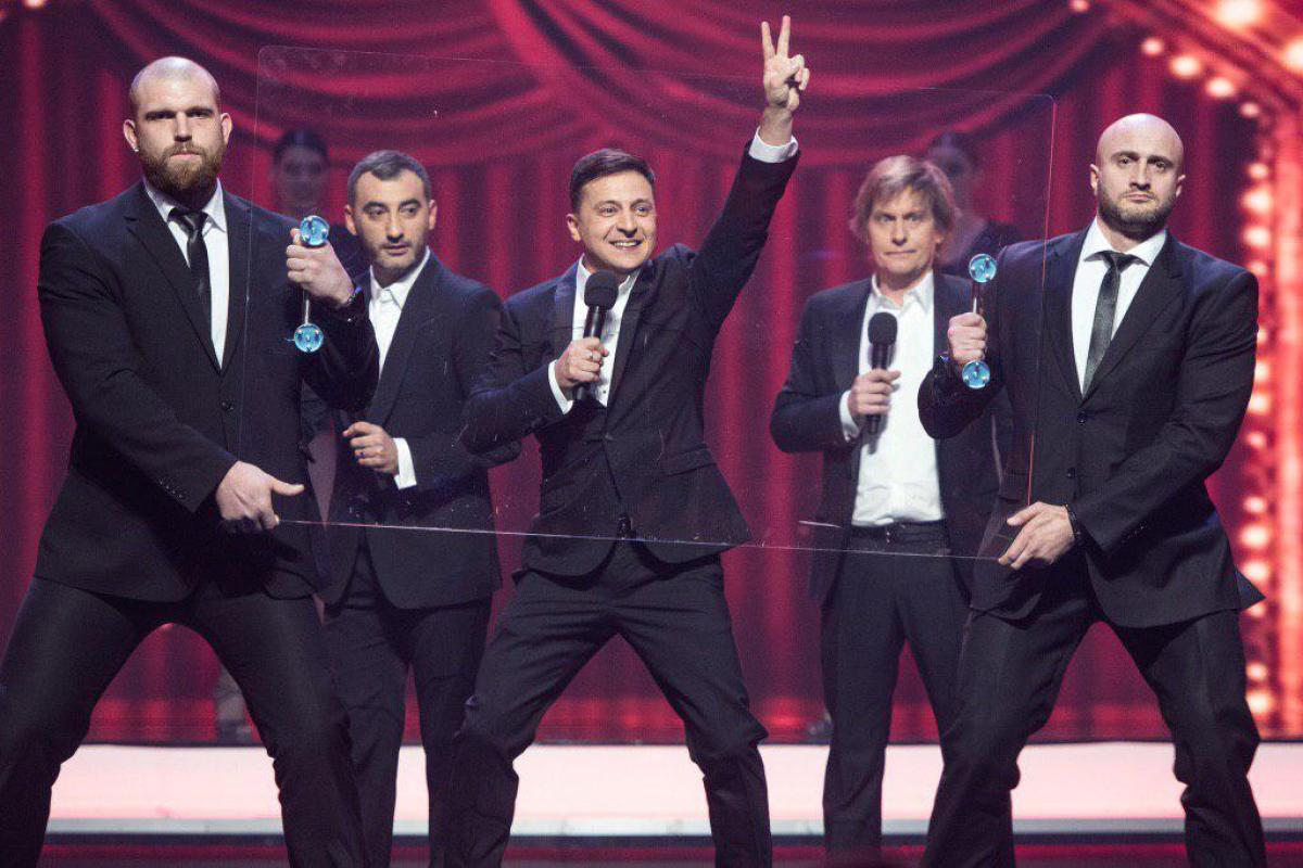 На съемках "Вечернего Квартала" Зеленский появился на сцене с охраной