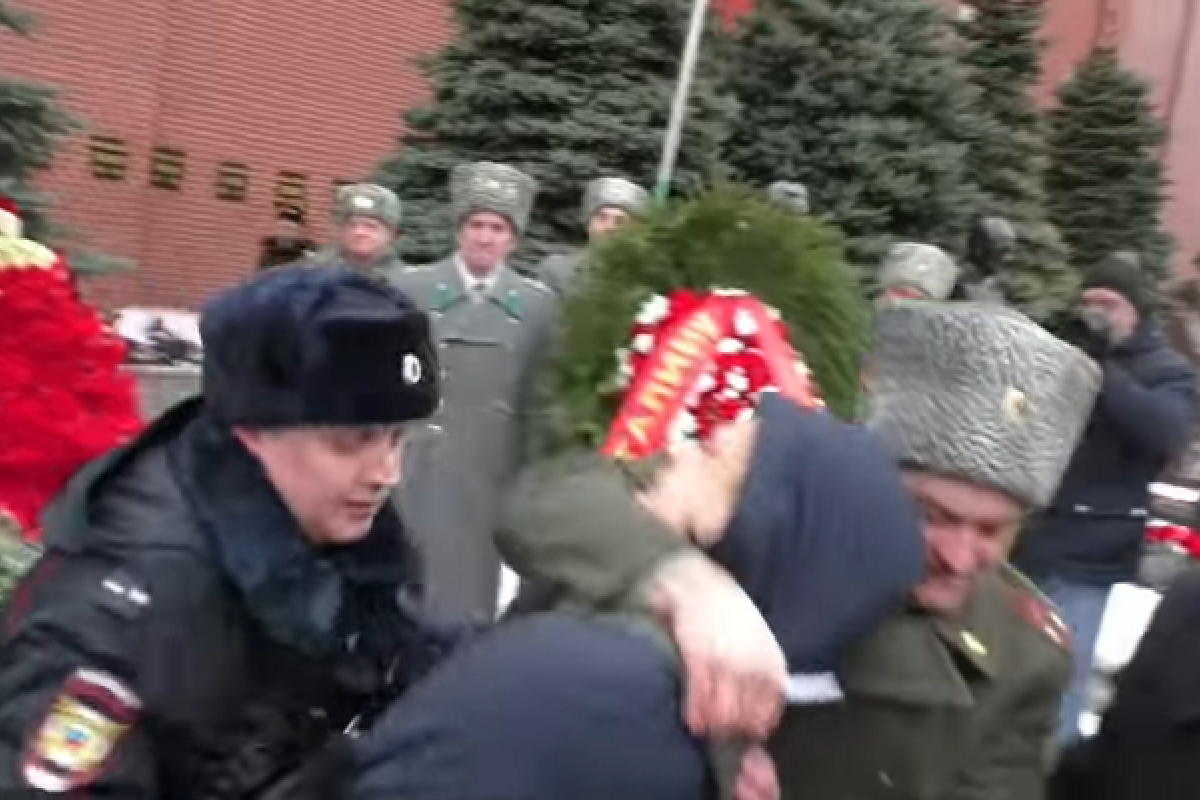 В Москве задержали активистов, которые пожелали Сталину "гореть в аду"