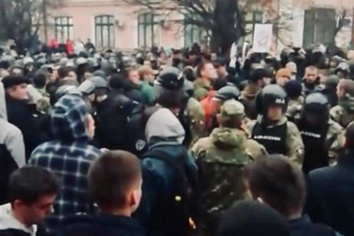 В Ивано-Франковске произошла драка на митинге Порошенко В Ивано-Франковске произошла драка на митинге Порошенко