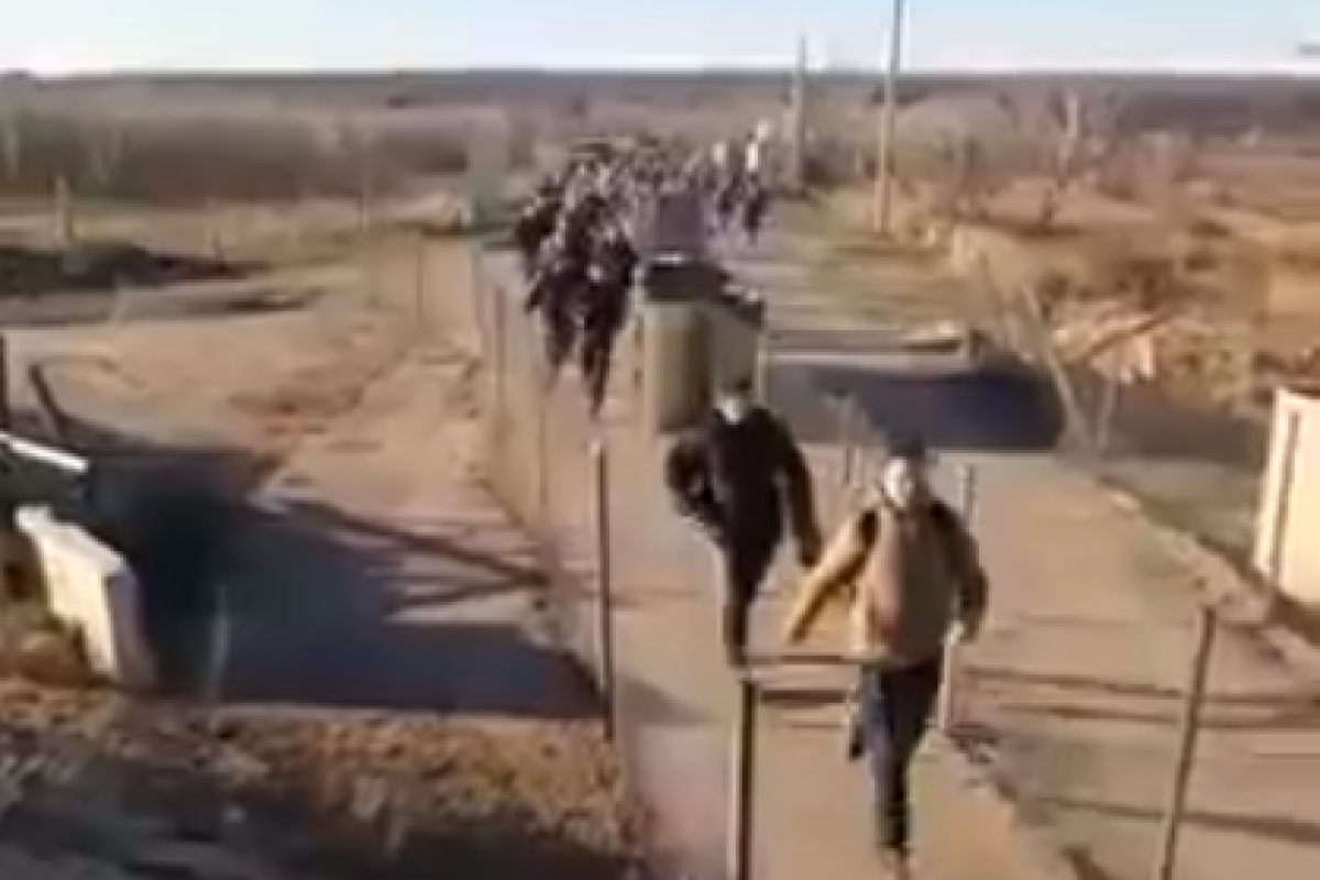 Утренний забег: В сети показали первые секунды после открытия КПВВ "Станица Луганская" Утренний забег: В сети показали первые секунды после открытия КПВВ "Станица Луганская"