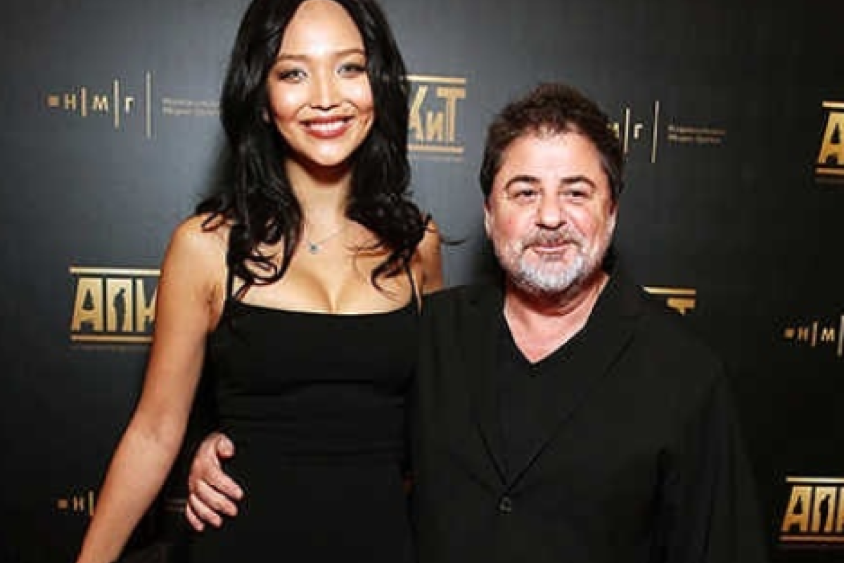 "Напоминает Лолиту": Александр Цекало впервые вывел в свет молодую жену "Напоминает Лолиту": Александр Цекало впервые вывел в свет молодую жену