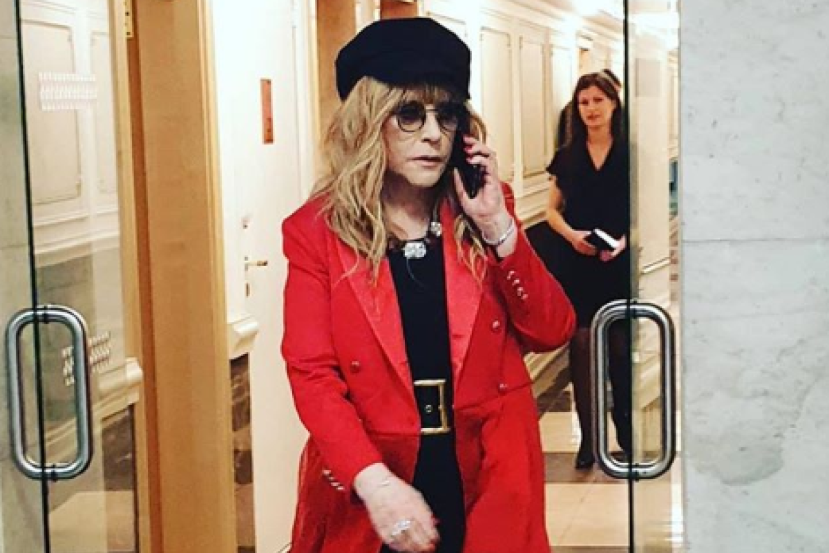 Исхудавшая Пугачева пришла в смелом мини-платье на юбилейный концерт Леонтьева