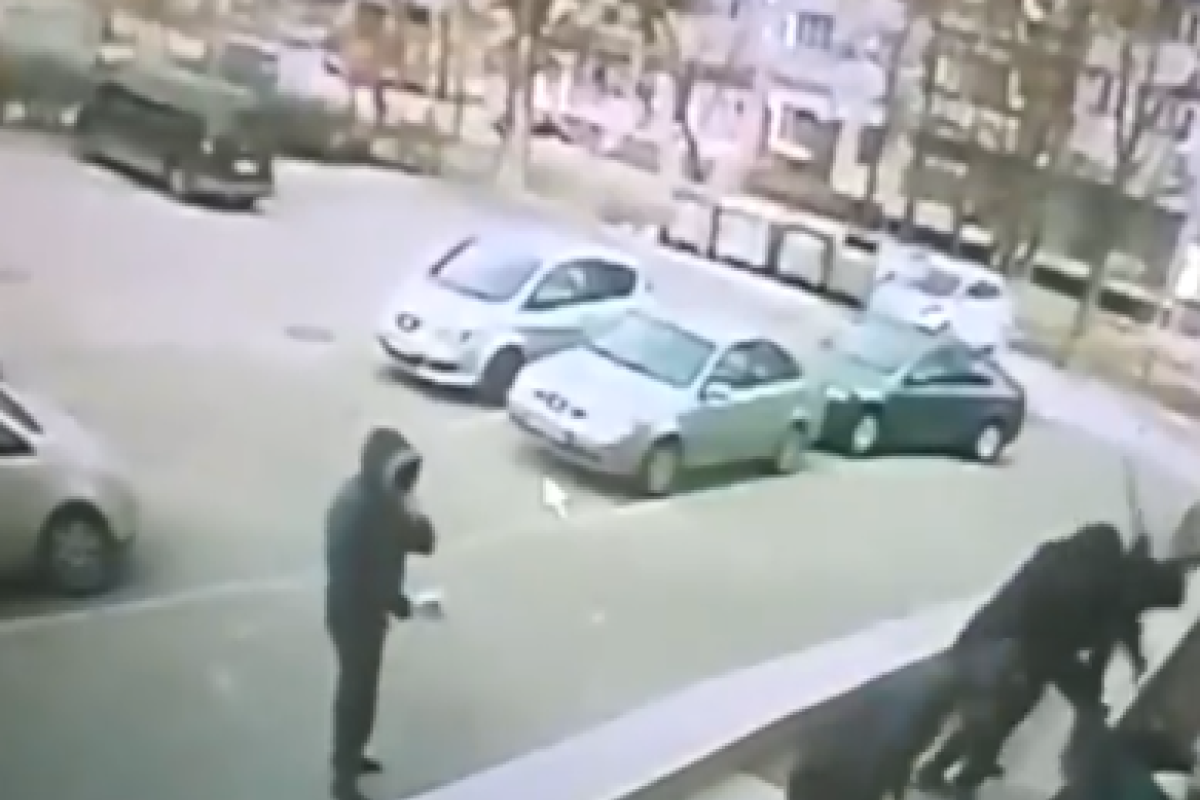 В Запорожье среди белого дня мужчину на улице четверо неизвестных избили молотками: кадры В Запорожье среди белого дня мужчину на улице четверо неизвестных избили молотками: кадры