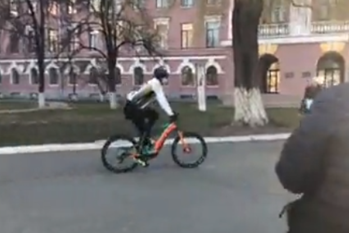 Кличко приехал голосовать на велосипеде: кадры