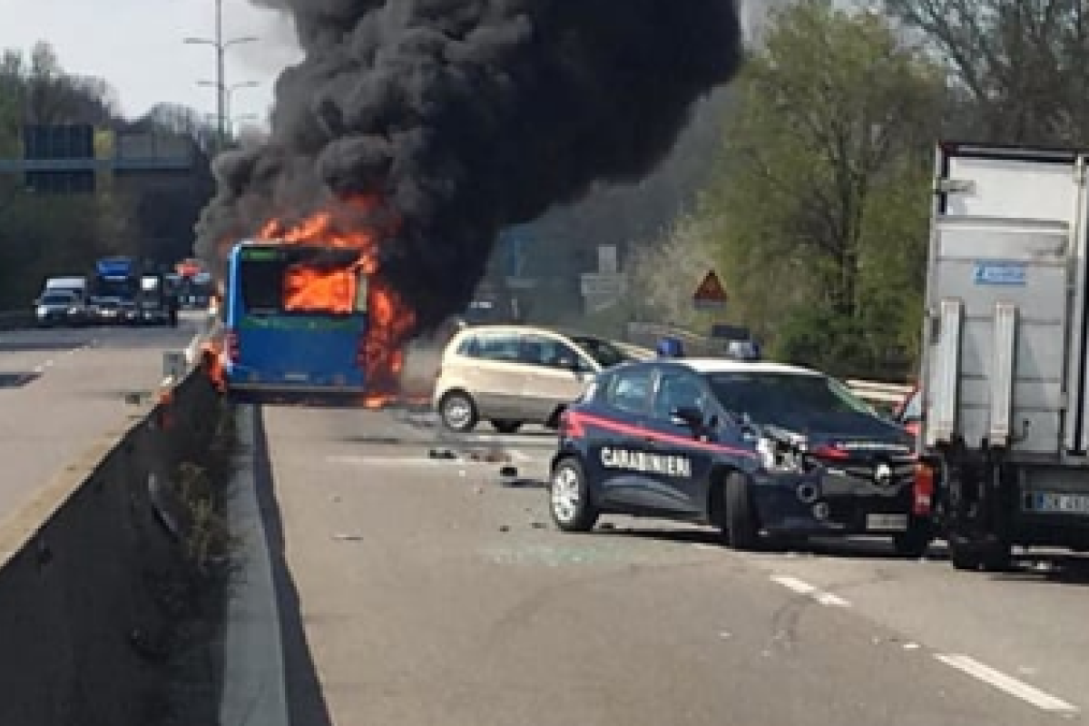 В Италии школьный водитель поджег автобус с 51 ребенком внутри