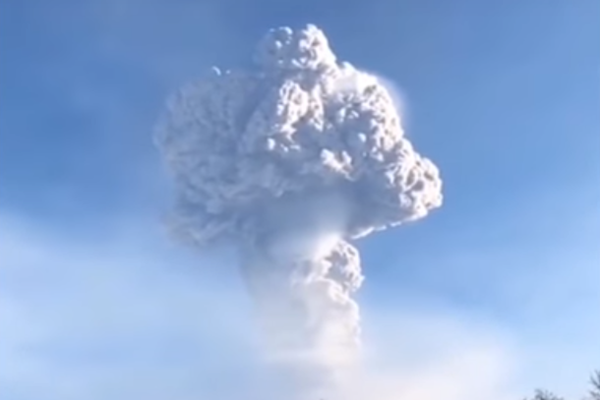 На Камчатке проснулись два мощных вулкана: видео На Камчатке проснулись два мощных вулкана: видео